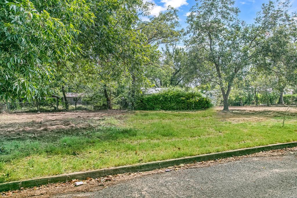 Sold by Savannah Sikes: 00 Lincoln, Fredericksburg TX