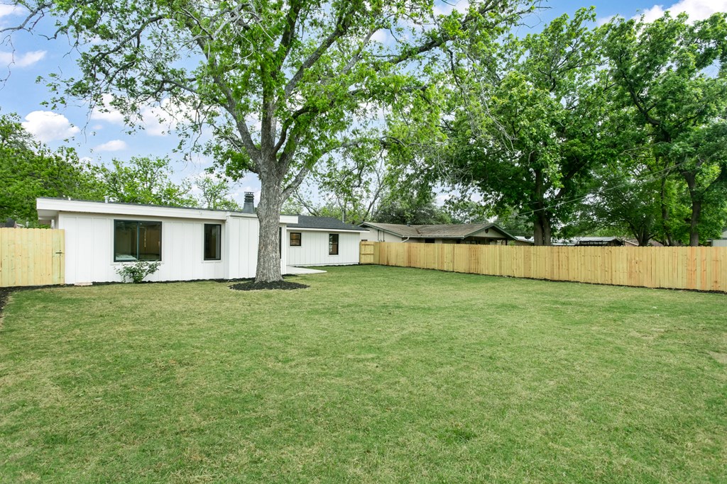 806 N Edison St photo 3