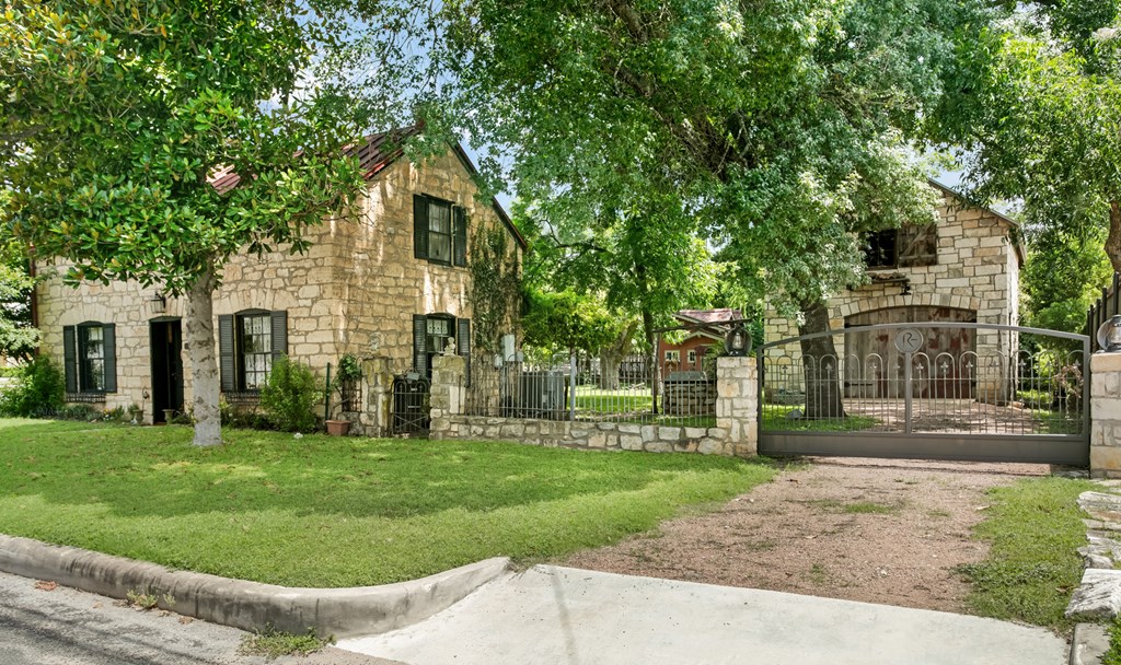 516 W San Antonio St photo 2