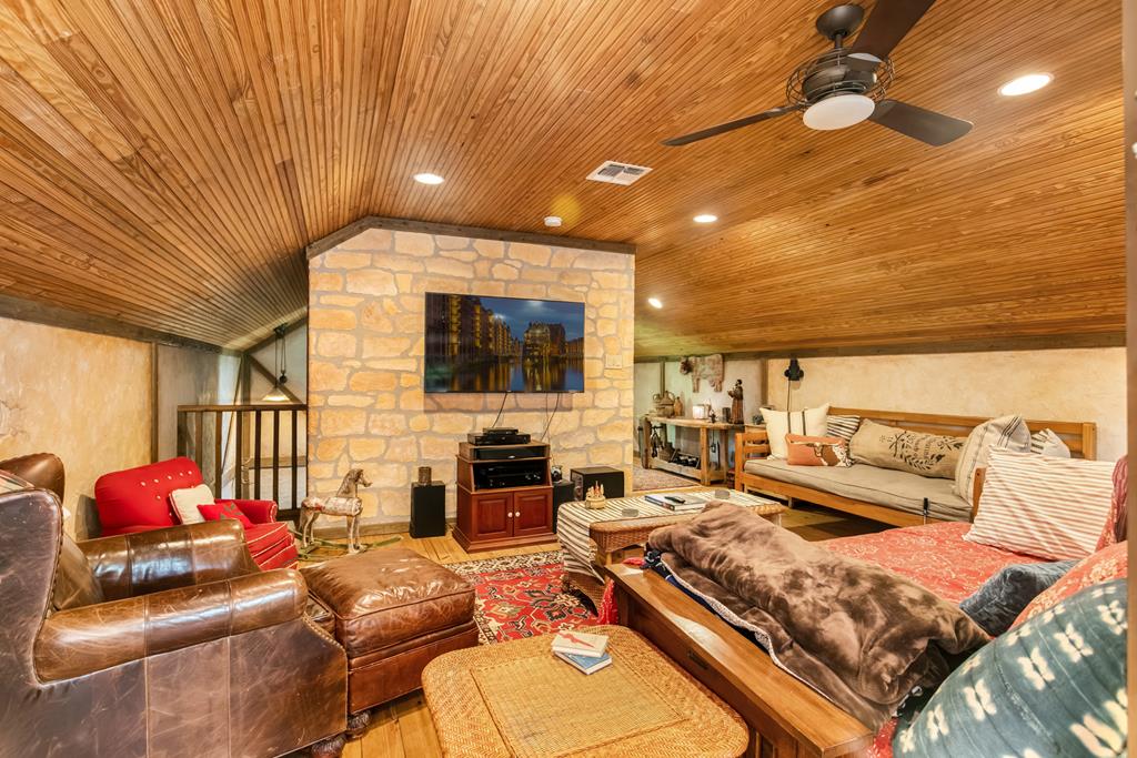 516 W San Antonio St photo 14
