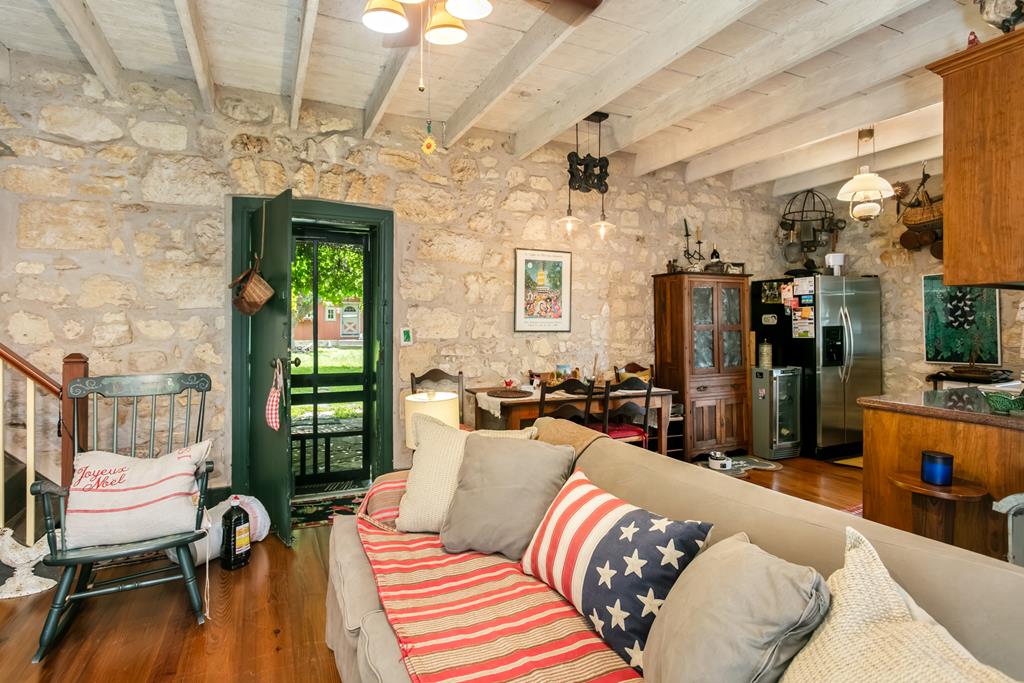 516 W San Antonio St photo 8