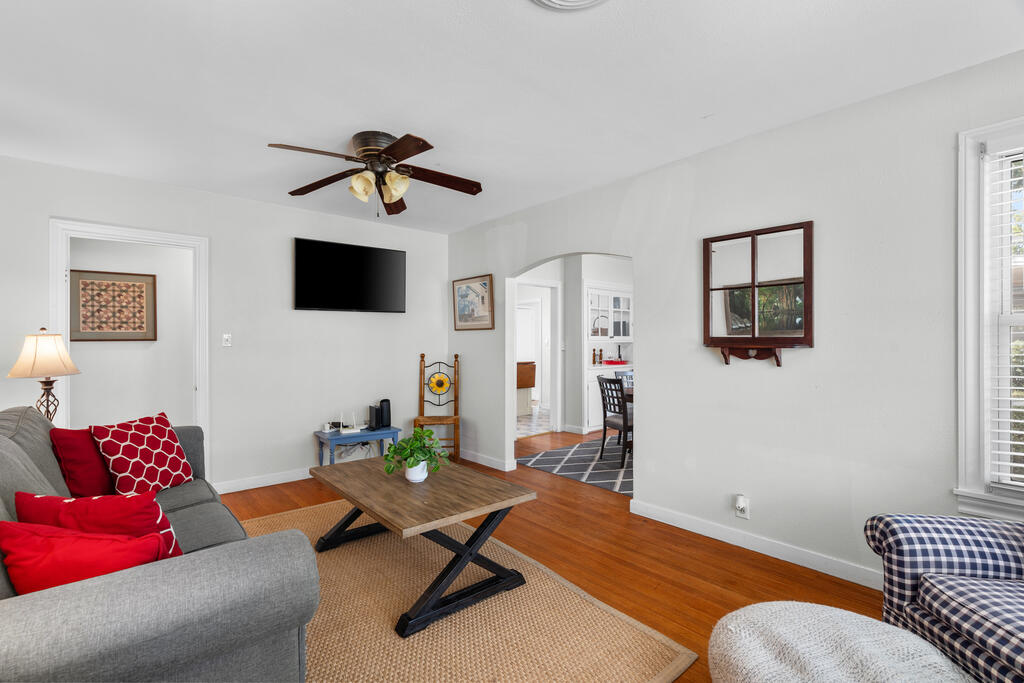 411 W Travis St photo 11