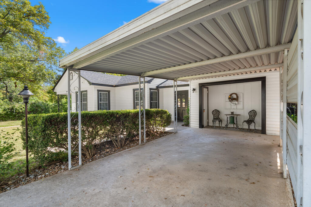 411 W Travis St photo 6