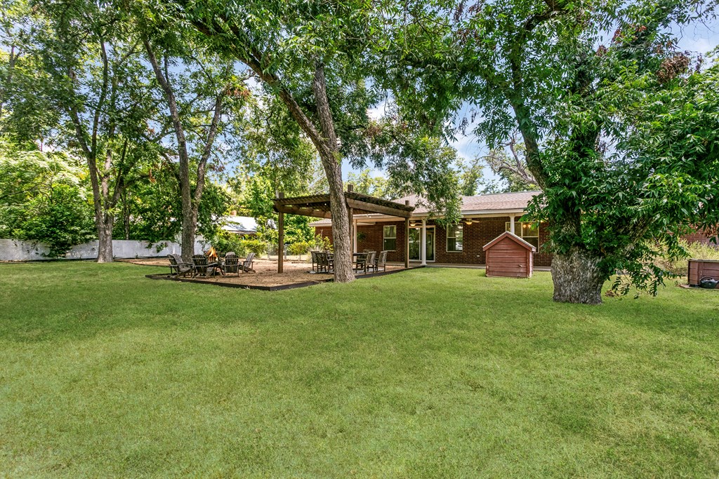 301 W Hackberry St photo 3