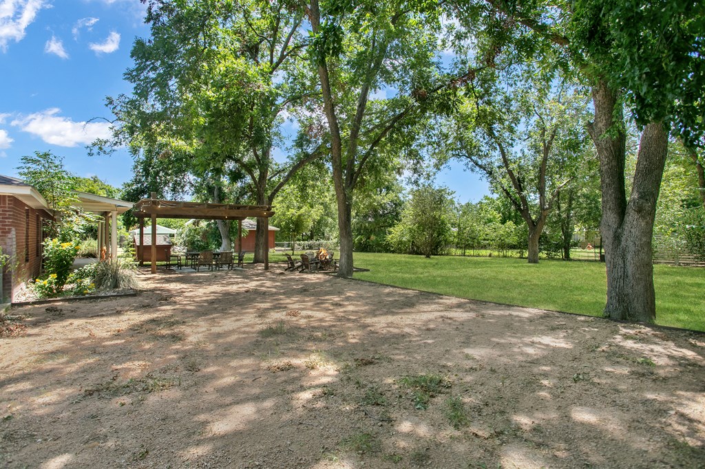301 W Hackberry St photo 5