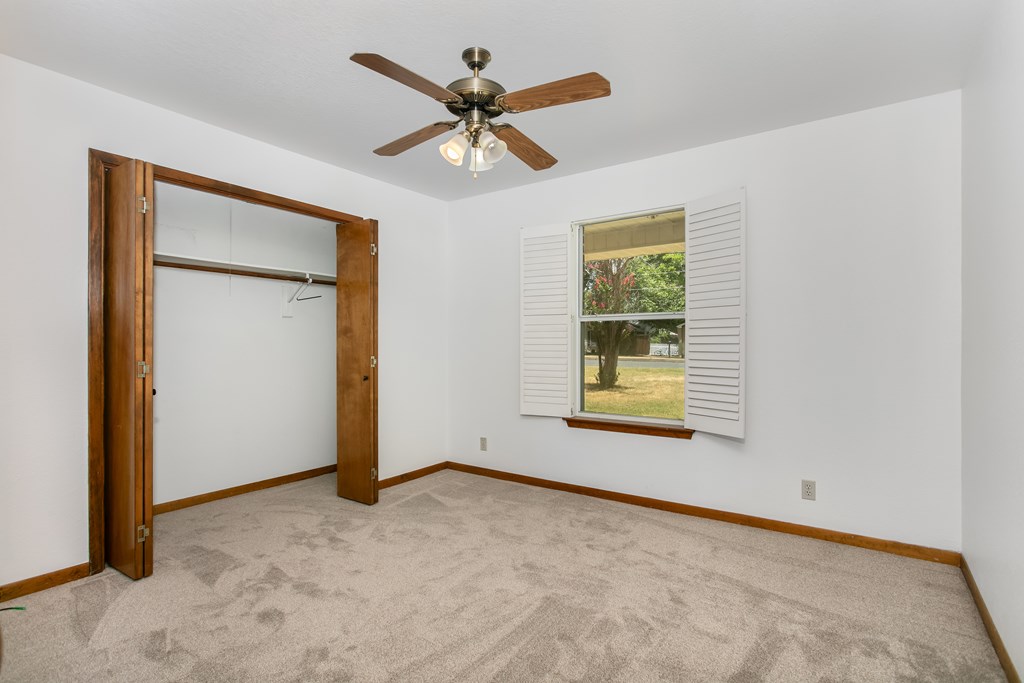 301 W Hackberry St photo 8