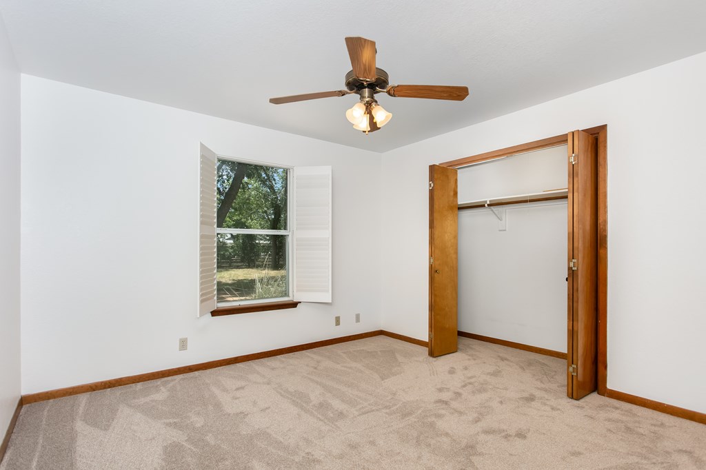 301 W Hackberry St photo 9