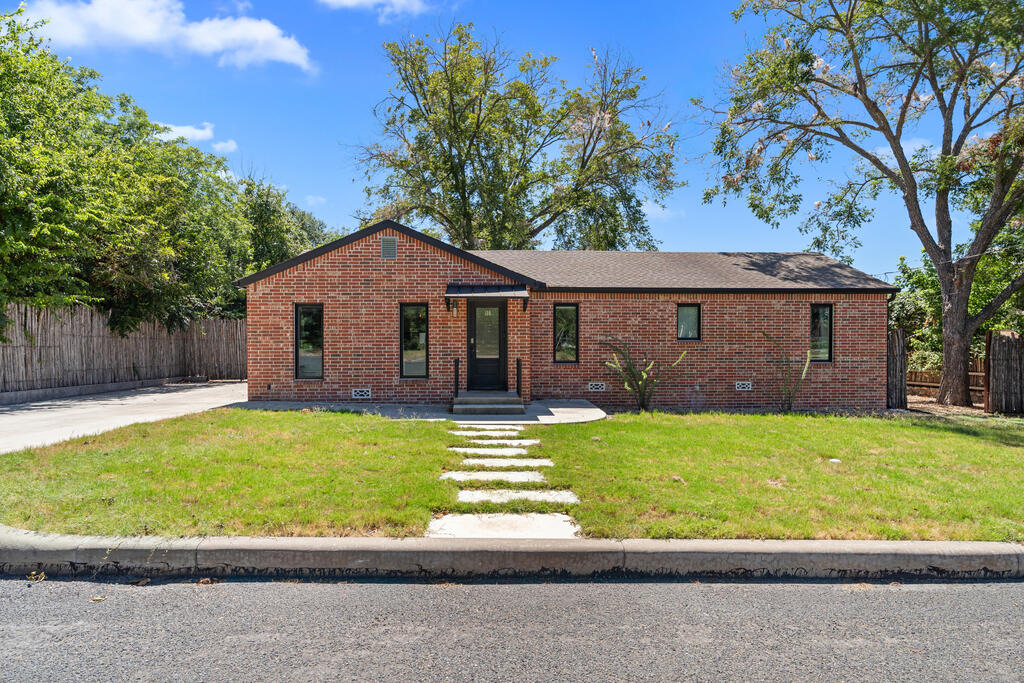 109 S Bowie, Fredericksburg Texas