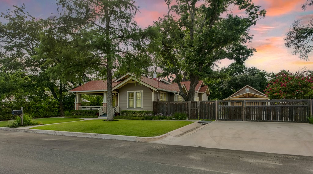 404 N Pecan St photo 9