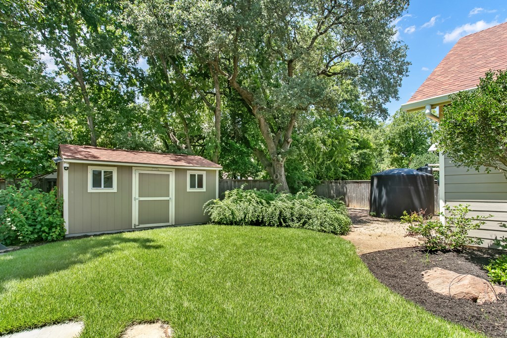 404 N Pecan St photo 10