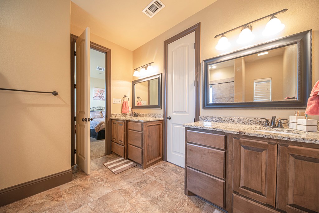 Slide for listing number 135070